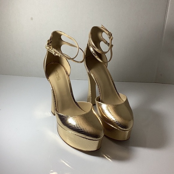 Elegant Gold Platform Heels - Picture 14 of 14